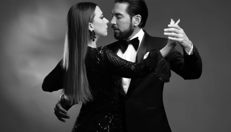 Hombre y mujer bailando el tango