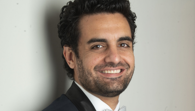 Hombre sonriendo en traje