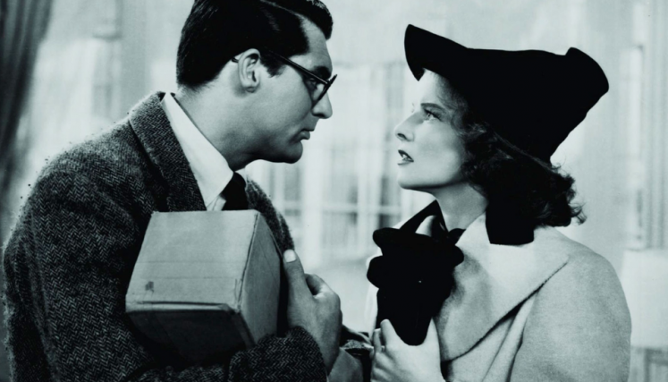 Hombre y mujer mirándose cerca