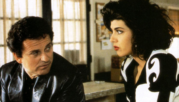 Hombre y mujer mirándose