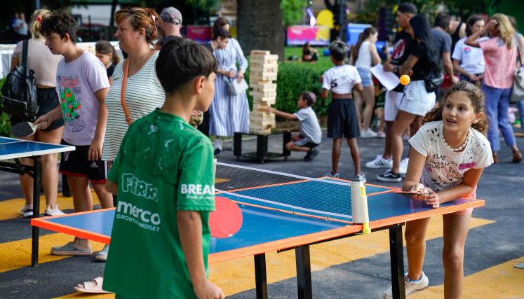 Nenes jugando ping pong