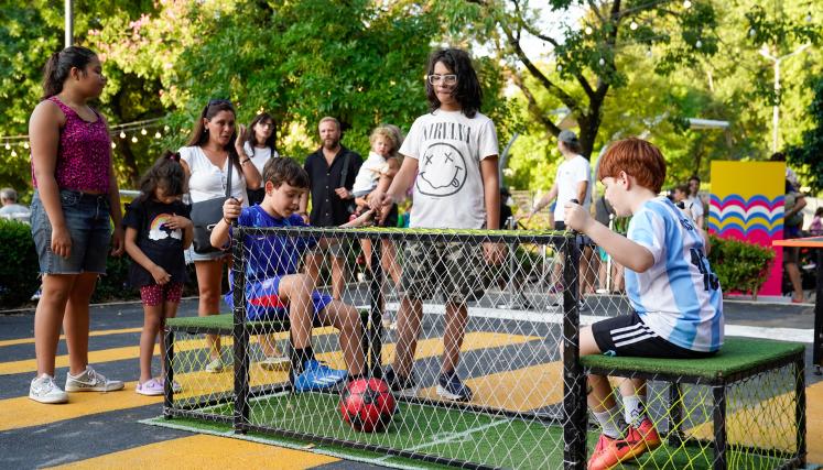 Personas jugando futbol en miniatura