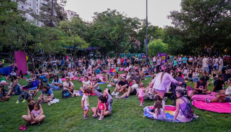 Personas sentadas mirando un show