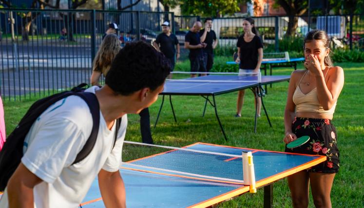 Personas jugando ping pong