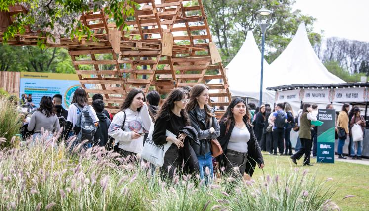 Personas caminando en espacio verde