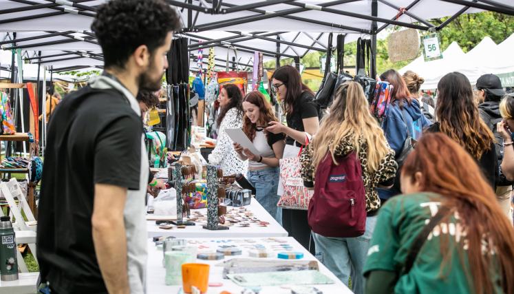 Feria llena de gente