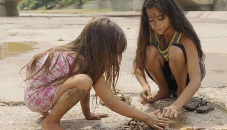 Dos nenas jugando en la arena