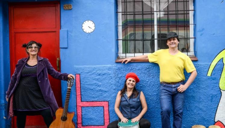 Tres personas con instrumentos musicales