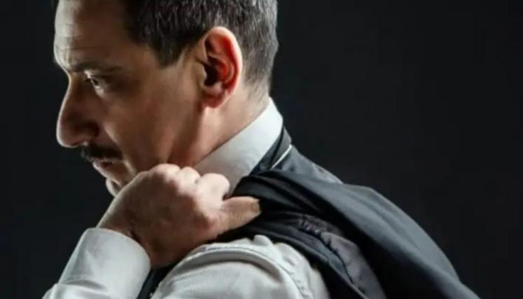 Hombre sosteniendo el saco en la espalda