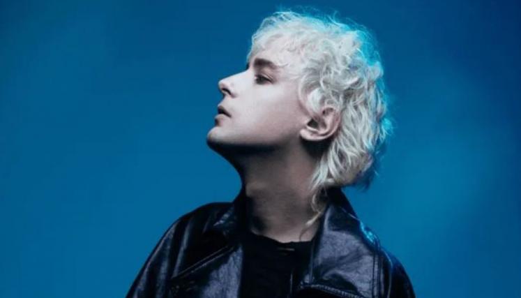 Hombre con pelo rubio