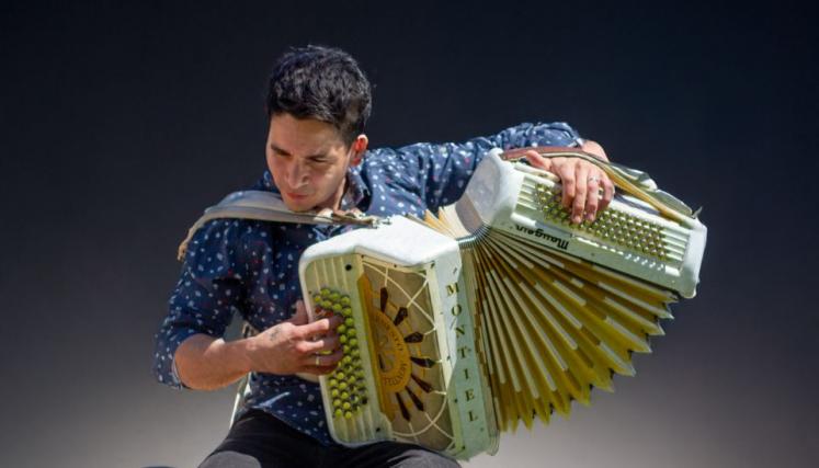 Hombre tocando el bandoneón