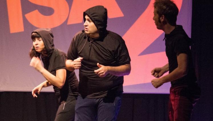 Tres personas en escenario