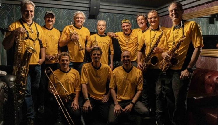 Grupo de hombres con instrumentos musicales