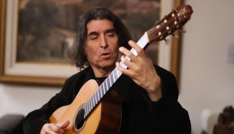 Hombre tocando la guitarra