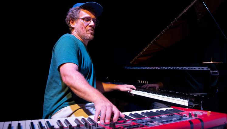 Hombre tocando dos pianos