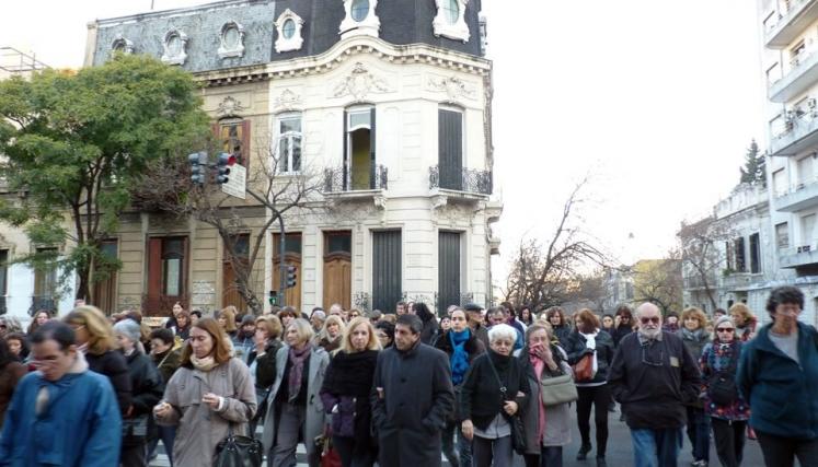 Personas en recorrido guiado por la calle