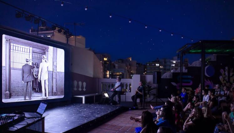 Terraza con proyección de cine