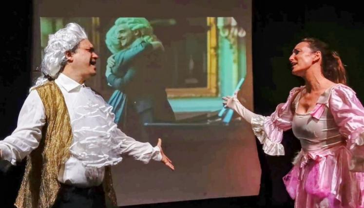 Dos personas disfrazadas de época actuando