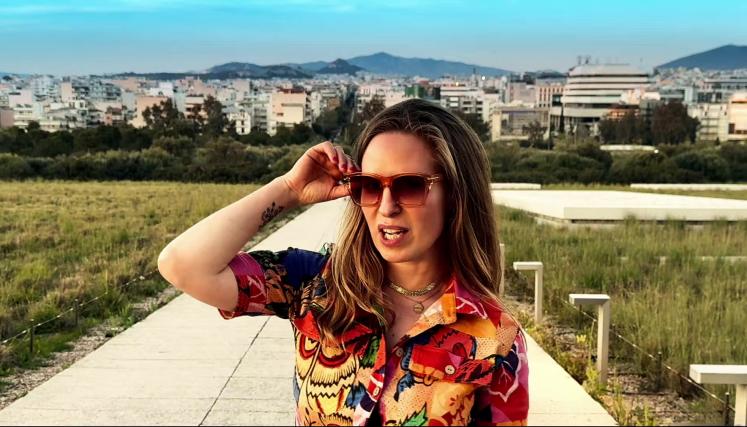 Mujer con ciudad de fondo