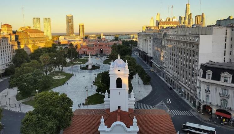 Vista en altura del Cabildo, la Plaza de Mayo y Casa Rosada