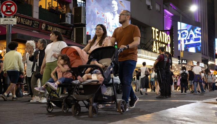 Personas caminando en Av. Corrientes