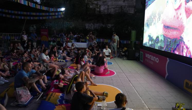 Personas mirando una película