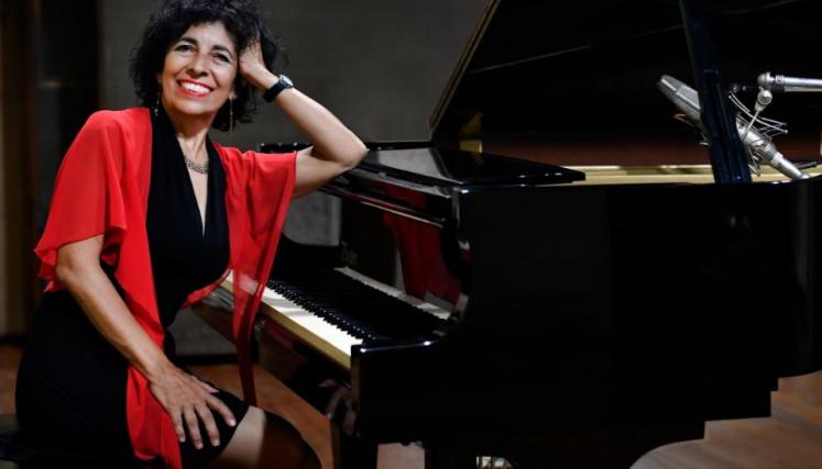 Mujer sentada frente al piano