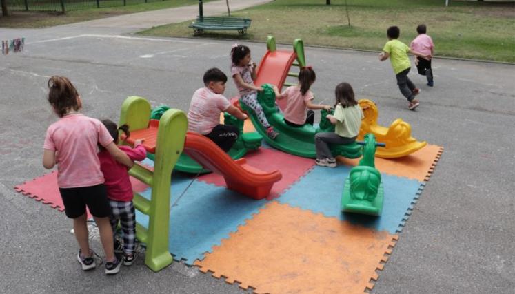Nenes jugando en plaza