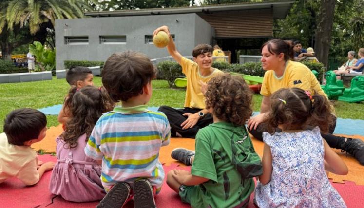 Dos adultos con nenes en plaza