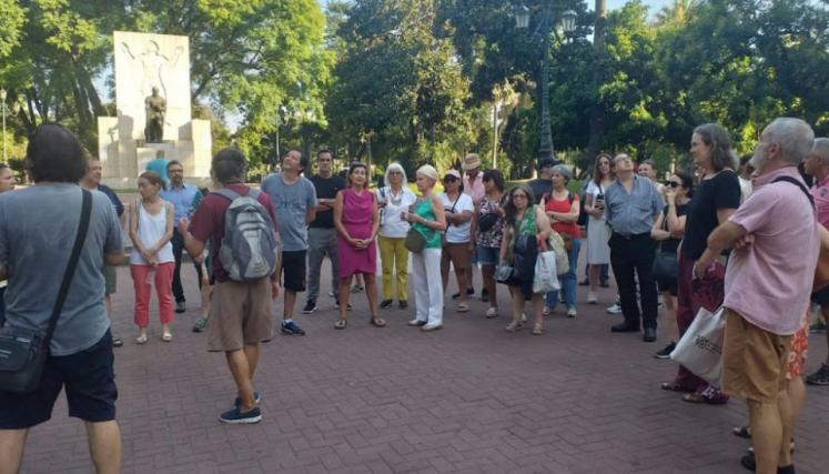 Grupo de personas con guía en un parque