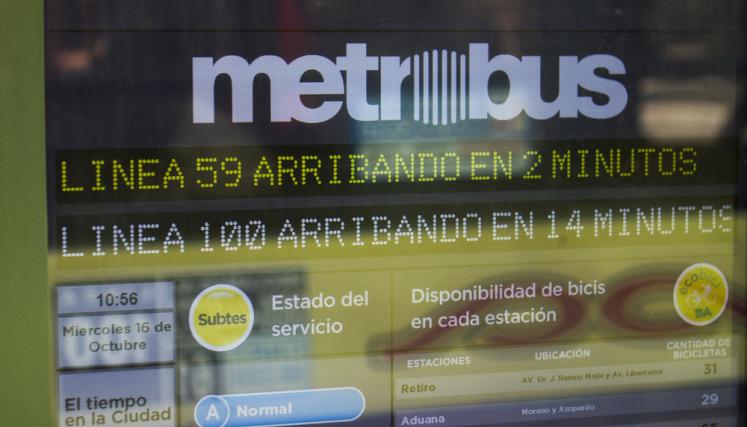 Las pantallas informativas que funcionan en las estaciones de la 9 de julio indican el estado del servicio, los tiempos de viaje, el funcionamiento del subte y la disponibilidad del sistema de bicicletas públicas. Foto: Transporte/GCBA. 