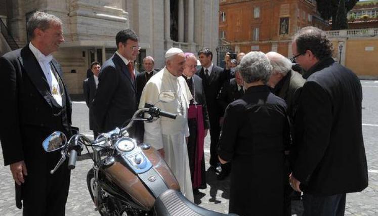 La famosa moto Harley-Davidson que el Papa donó para la caridad. Foto: News.va Español