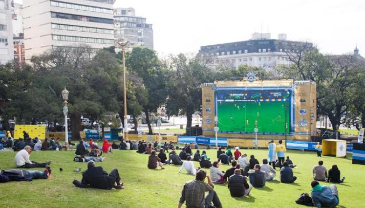 La Ciudad presentó las pantallas gigantes instaladas en Plaza San Martín y en Parque Centenario. Foto: Estrella Herrera