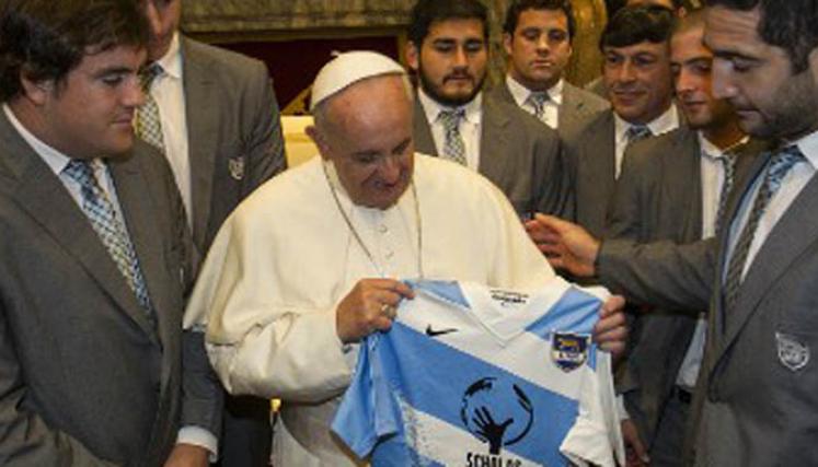 El Papa y una pelota de rugby en sus manos, en medio de la visita de Los Pumas. Foto: UAR 