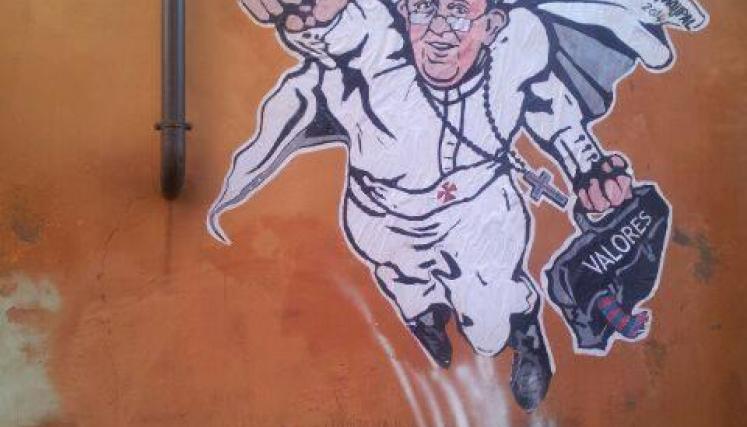 Un graffiti de Francisco emulando al legendario Súperman dibujado en las calles de Roma circula con fervor en las redes sociales. Foto: https://twitter.com/PCCS_VA.