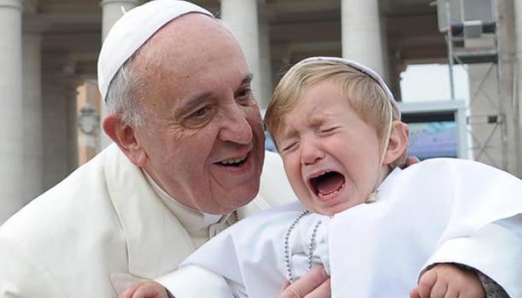 El Papa tuvo en brazos a un ocasional "visitante". Foto: Gentileza de Ansa, vía News.va Español