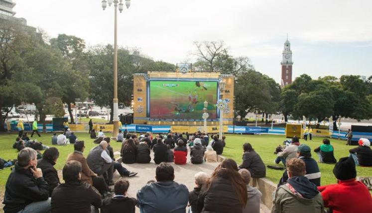 La Ciudad presentó las pantallas gigantes instaladas en Plaza San Martín y en Parque Centenario. Foto: Estrella Herrera