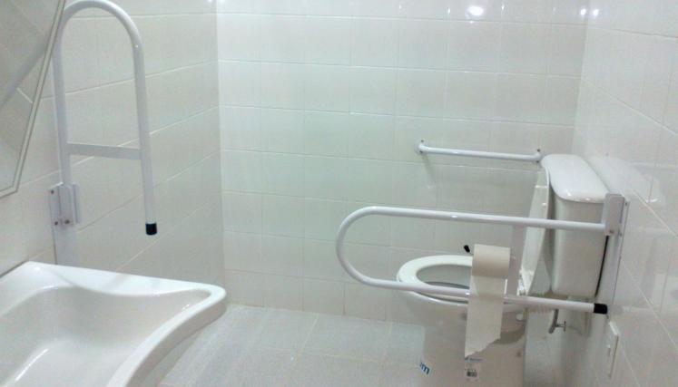 Baño adaptado (con todos los artefactos de accesibilidad) para la Escuela de Educación Media N°3 DE 10, en Crisólogo Larralde 1050. Foto: Ministerio de Educación/GCBA.
