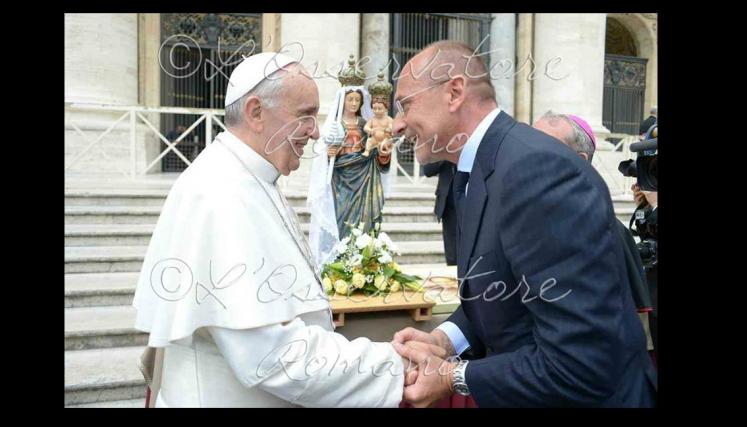El presidente de Cerdeña saluda al Papa. Foto: Osservatore Romano