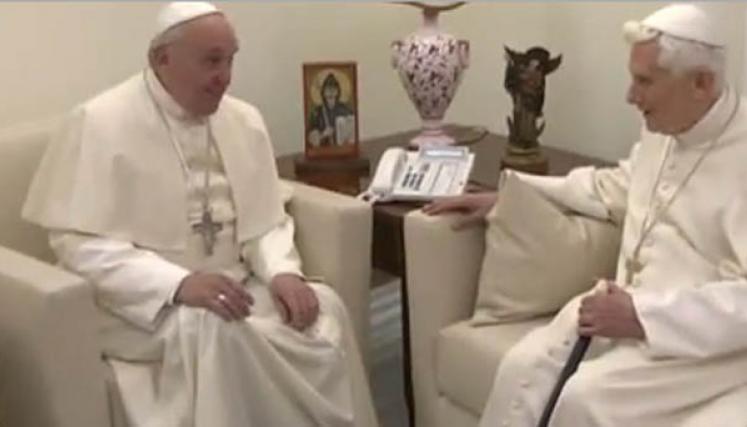 El Papa emérito Benedicto XVI, en su visita al Papa Francisco. Foto: Captura de TV News.va Español