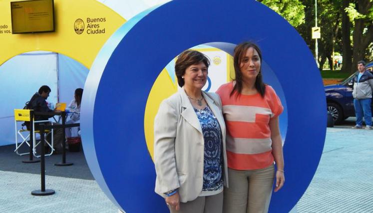 La vicejefa de Gobierno María Eugenia Vidal junto a la Ministra de Salud porteña Dra. Graciela Reybaud en la jornada de concientización por el Día Mundial de la Diabetes. Foto: https://www.facebook.com/BASalud