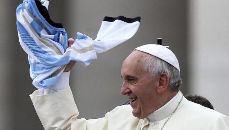 El Papa y su pasión por la celeste y blanca. Foto: Aica