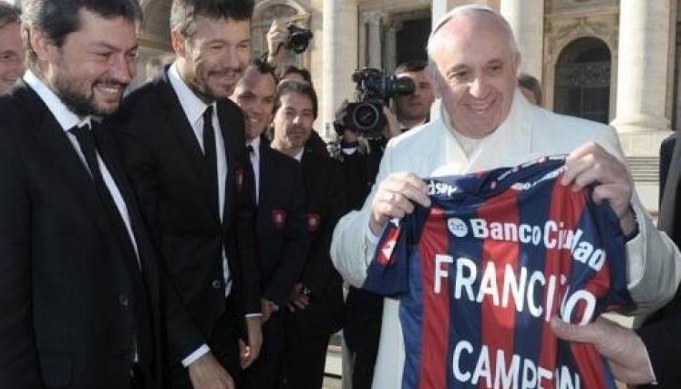 Lammens y Tinelli le regalaron una camiseta a Francisco. Foto: Gentileza www.sanlorenzo.com.ar