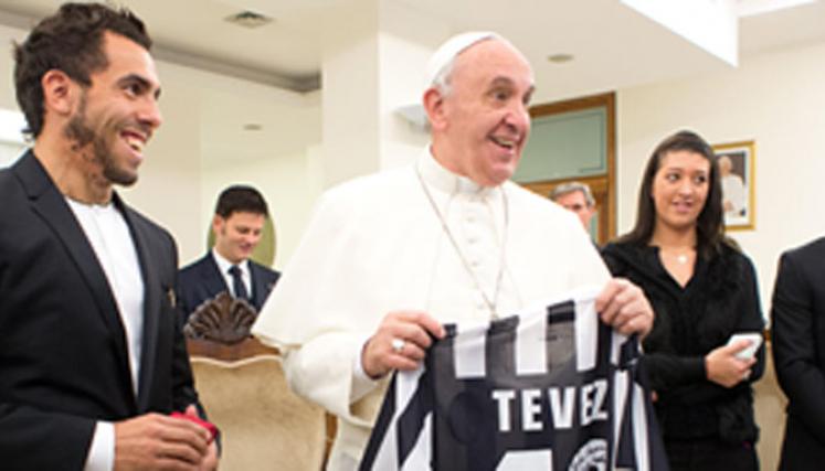 El Papa recibió como regalo la camiseta número 10 de Tevez. Foto: News.va Español.