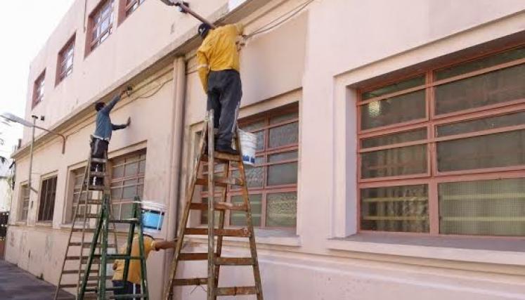Las cuadrillas de las Comunas trabajan en el mantenimiento de frentes y fachadas, en la limpieza de baldíos y en el despeje de luminarias. Foto: Gestión Comunal y Atención Ciudadana
