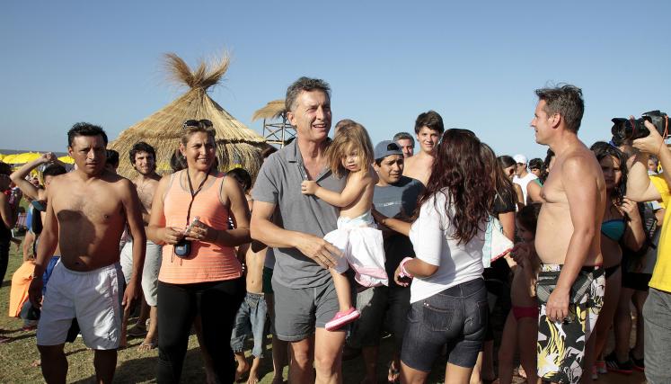 El jefe de Gobierno de la Ciudad de Buenos Aires, Mauricio Macri, recorrió hoy la playa porteña de Parque de los Niños. Foto: Mónica Martínez/GCBA