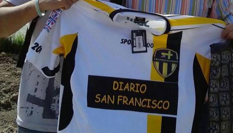 La camiseta, como no podía ser de otra manera, es blanca y amarilla como la bandera del Vaticano, y lleva el símbolo de Cáritas en las mangas.