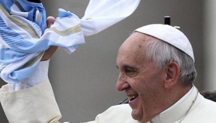 El Papa y su pasión por la celeste y blanca. Foto: Aica