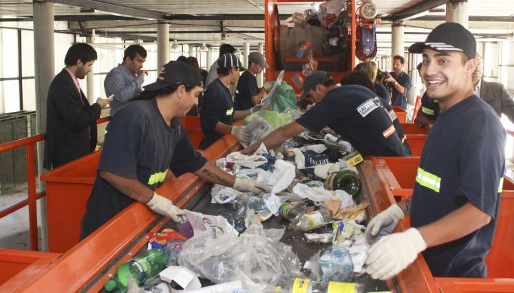Recicladores separando en el Centro Verde de Núñez