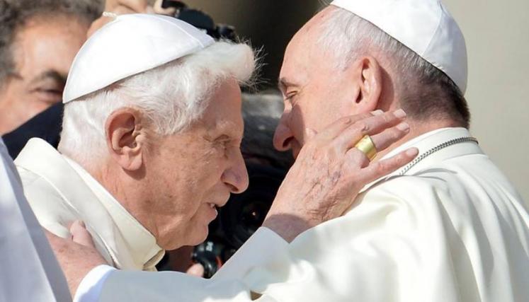 Francisco y un abrazo cordial con Benedicto XVI. 